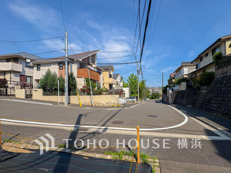 周辺は低層住宅が建ち並ぶ閑静な住宅街につき良好な住環境です。