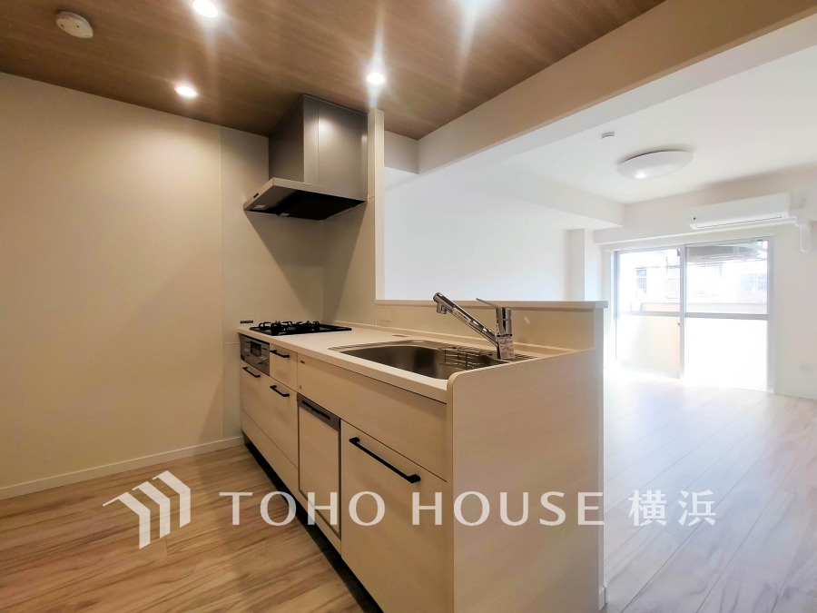 機能性とデザイン性を兼ね備えたシステムキッチン。リビングとの一体感も考慮され、美しい空間が実現。
