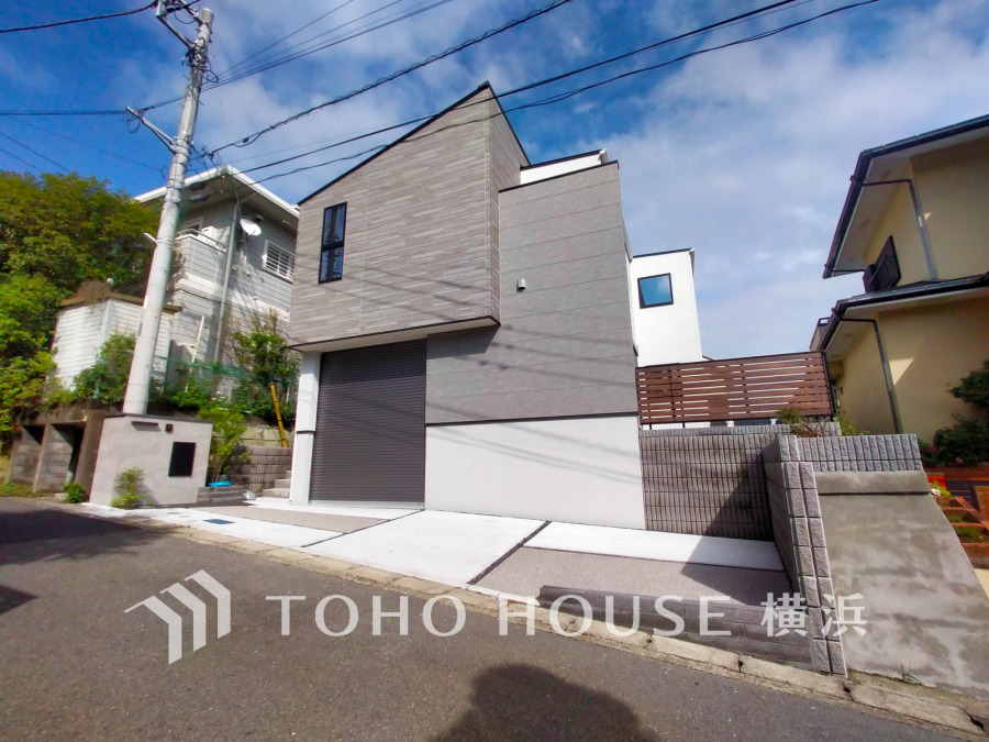 広々とした敷地に建つスタイリッシュな外観。こだわりのガレージハウスです。