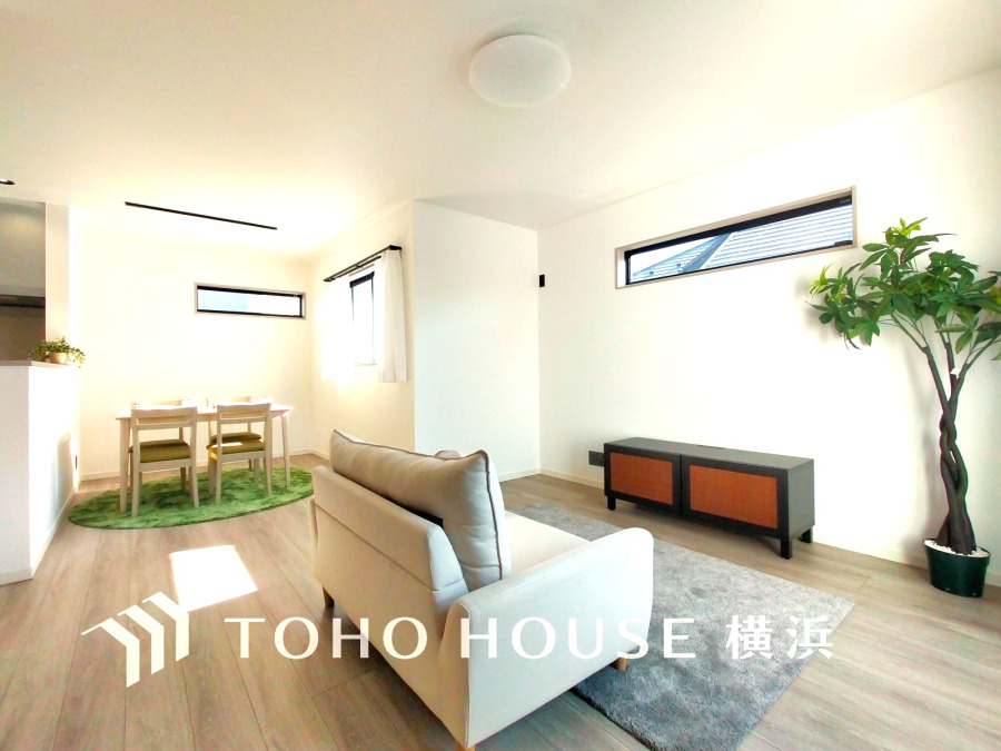 光と風が溢れる開放的なLDKには、自然と家族みんなが集まってきます。明るく穏やかな空気が流れるこの場所は、豊かな寛ぎと笑顔の団欒をいつも優しく守ってくれることでしょう。