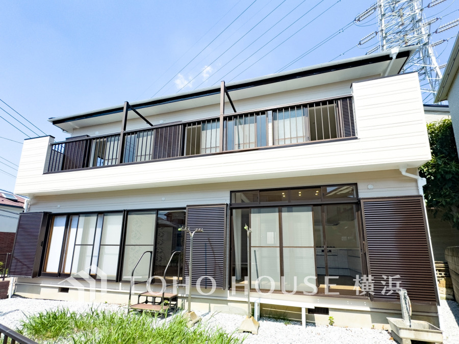 陽当たり良好な2階建て戸建て。広々バルコニー＆お庭付きの開放感あふれるお住まいです。