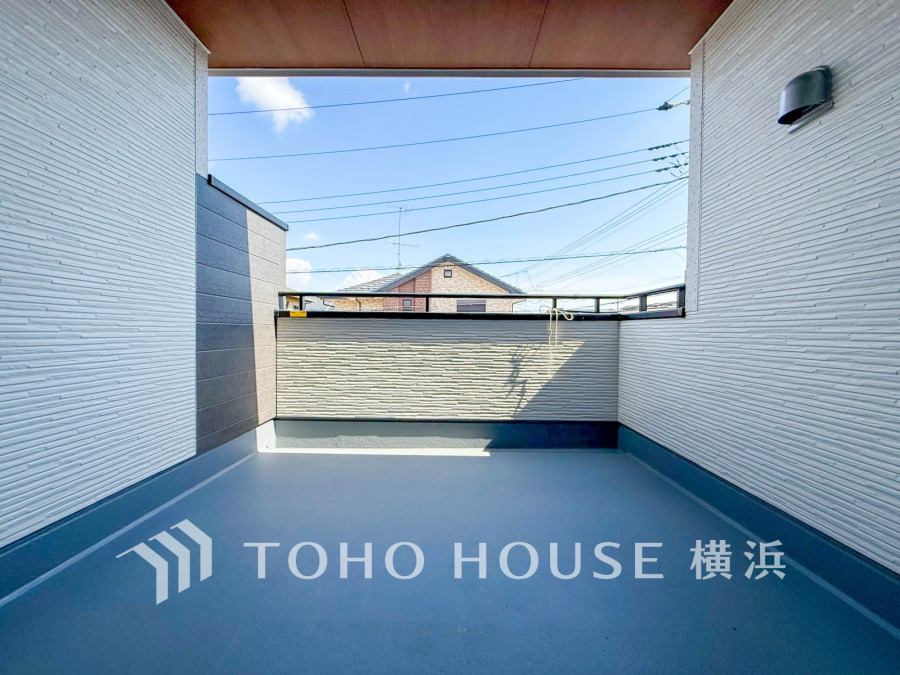 たっぷりと出幅をとったインナーバルコニーはプライバシーが確保された寛ぎの空間です。