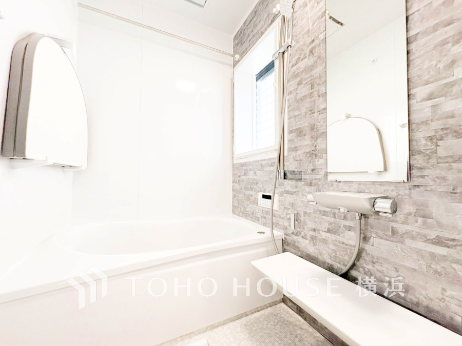 清潔感あふれるバスルーム。自然光が差し込み、リラックスできる快適な空間です。