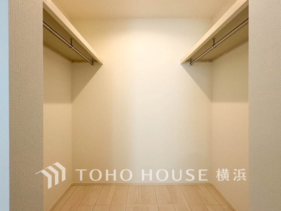 ウォークインクローゼット（＝WIC）は家族みんなの衣類が収納できるよう広めに設計。見やすく取り出しやすい、機能的で使い勝手のよい収納スペースです。