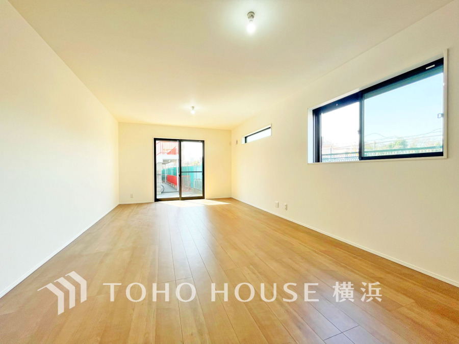 家族と過ごすひと時を溢れる光が優しく包み込むリビングダイニング。家族とともに、心穏やかに過ごすひととき。家族との時間、自分の時間を大切にできる空間がここにあります。