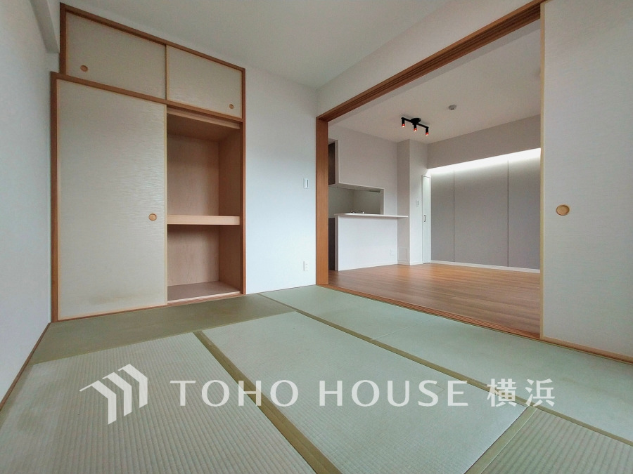 十分な収納力のある押入れを設置した6帖の和室。横になって寛げる温かみのある空間です。
