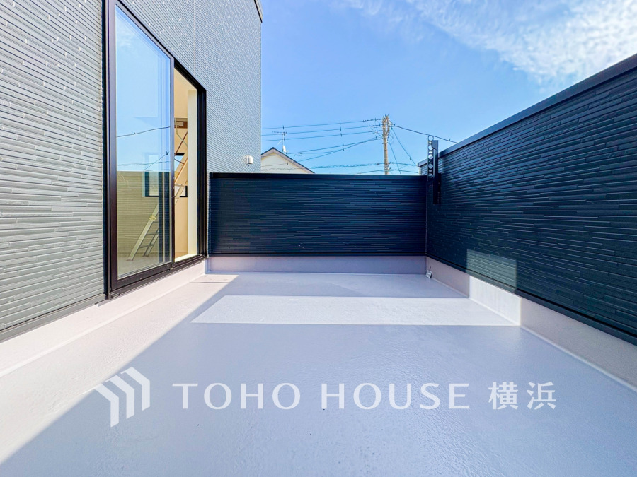 プライバシーを守る高い塀で囲まれた広々バルコニー。晴天時には洗濯物干しやくつろぎの空間に最適です。