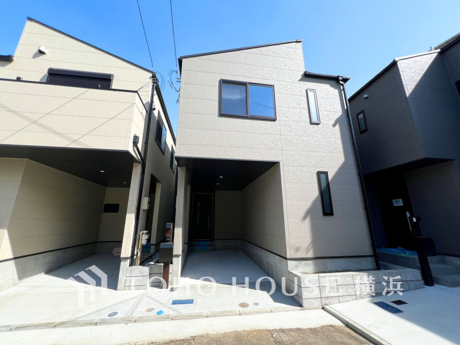 シンプルで機能的なデザインの新築一戸建て。駐車スペース付きで日当たり良好なお住まいです。