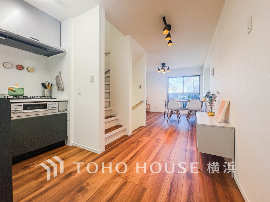 自然光が差し込む明るいリビングダイニング。木目調の床が温かみを演出し、家族の団らんに最適な空間です。