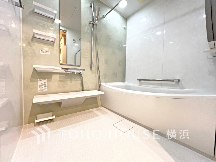 上質が感じられる質感とカラーリングで、清潔な空間美を実現。一日の疲れが癒される優雅なバスタイムを堪能できるゆとりあるバスルームです。