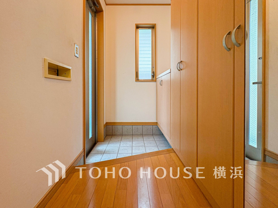 清潔感溢れる玄関がお出迎えする本邸宅の物語は、ここから始まる日常を期待させます。この場所には「希望」と「優越」で包み込んでくれる「特別」な空間があります。