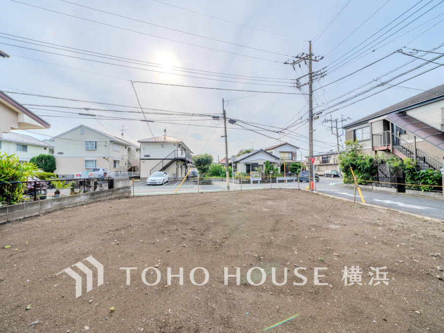 ゆとりある公道に面した開放感のある角地