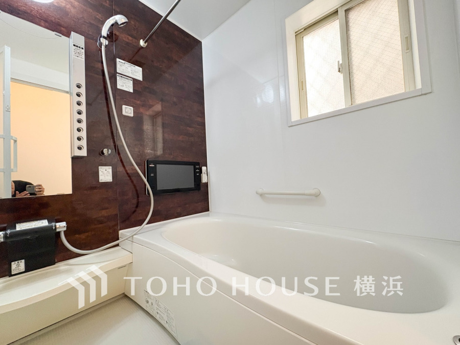 1日の疲れを癒すバスルームは、心地よいリラックスを叶える清潔感溢れる空間です。心からゆったりと寛いでいただけるよう、ゆとりのスペースを確保しています。