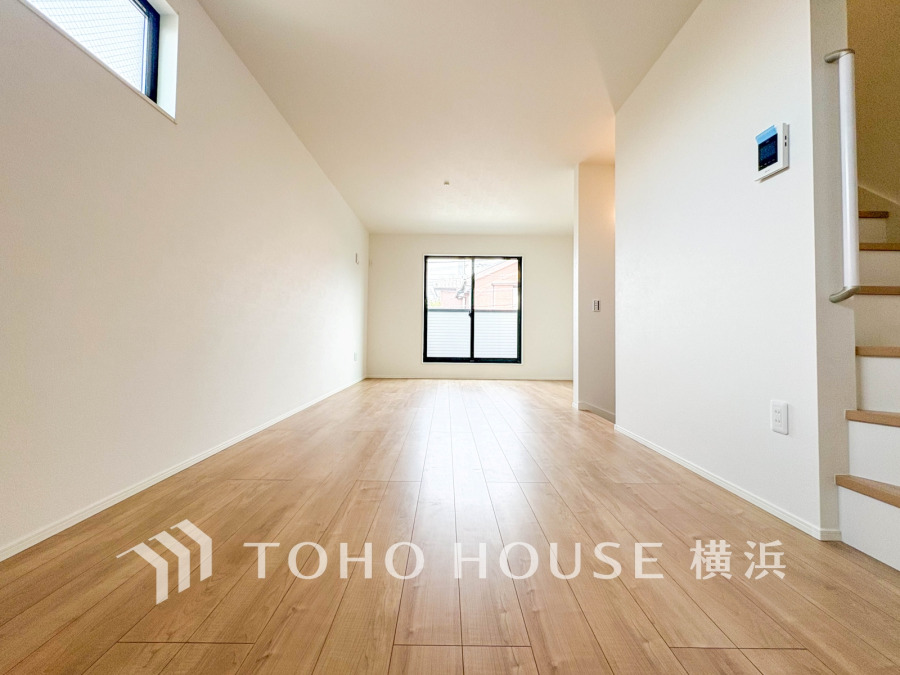 柔らかな色合いのフローリングと清潔感の溢れるクロスが明るい空間を創り出しているリビングダイニング。憩いの場に相応しく、ここで楽しむ家族の時間が絆をより深めてくれそうです。