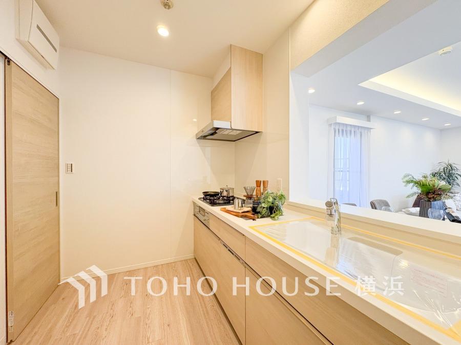 開放的な対面キッチンは、リビングで寛ぐご家族と会話をしながらお料理が出来ます。