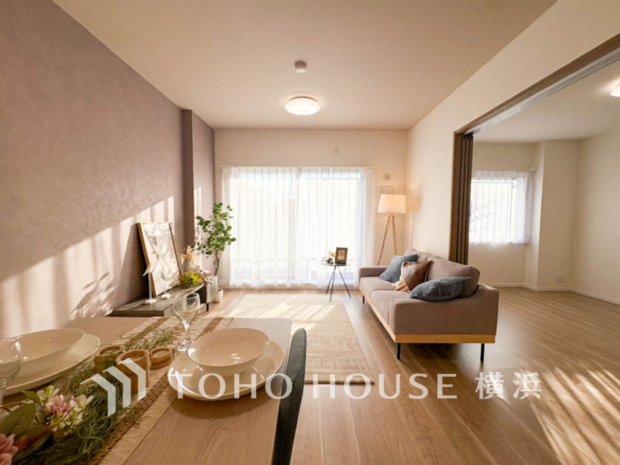 光と風があふれる開放的なリビングダイニングには自然と家族みんなが集まってきます。明るく穏やかな空気の中で飲んだり、食べたり、笑ったり。