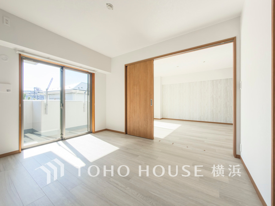 バルコニーに面した南向きの明るい洋室。扉を開放して隣接するリビングと一体化して使うことも可能です。
