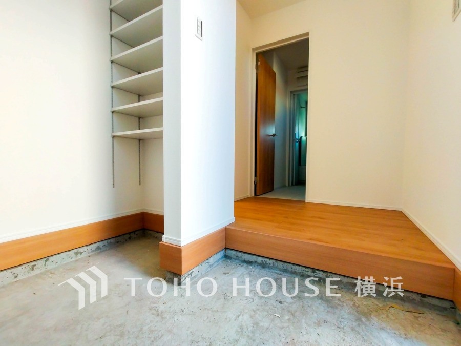 収納力の豊富なシューズインクローゼットを設置した玄関スペース。