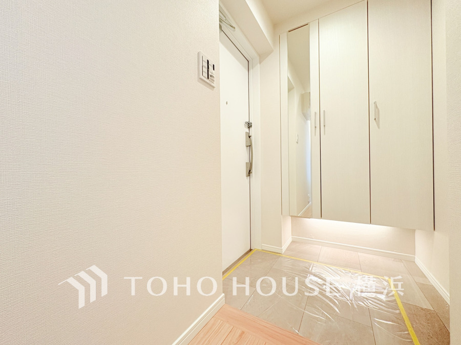 玄関は大容量のシューズ収納と足元の間接照明で上質な空間を実現しています。