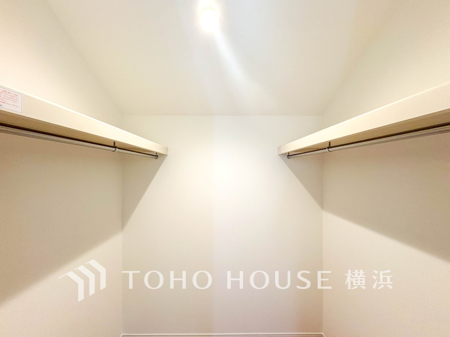 ひと目で収納物を確認できるウォークインクロゼットは、ゆとりの広さを備えた大型収納。数多くの衣類に加え、足元には引出しや衣装箱、シューズボックスなども収納することができます。