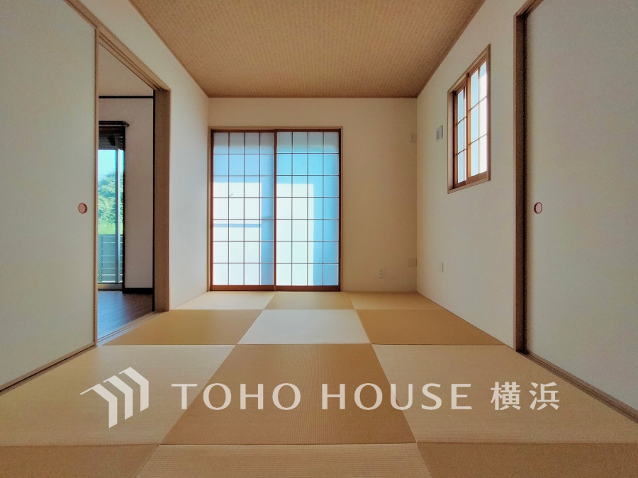 温かみと落ち着きが感じられる和室です。来客時や一息つきたいときなどに利用できる用途多様な空間です。