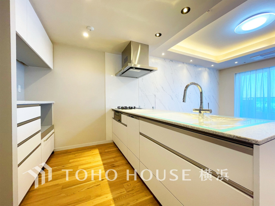 デザイン性だけでなく、機能性も高いシステムキッチンには食洗機を設置し、家事負担を軽減。背面には室内の雰囲気に合わせた大容量のカップボードを造作。