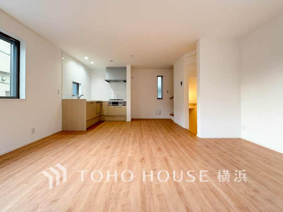 ここにはみんなが集い、食事と楽しい会話が始まる。話に夢中になりすぎて、ついつい時を忘れてしまう。そんな束の間の幸せを感じさせてくれる場所。