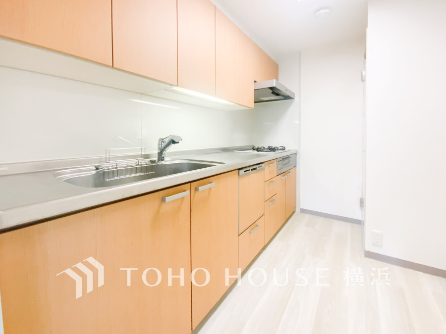 手元の収納から、足元の収納までが全てスライド式で、奥のスペースまで有効に活用できます。奥まで上から見渡せるので、たまにしか使わない調理器具もサッと取出せます。