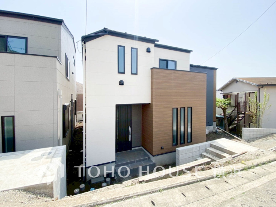 住む人を映し出す洗練された佇まいは、いつまでも輝き続けながらいつしか街の風景に溶け込んでいきます。