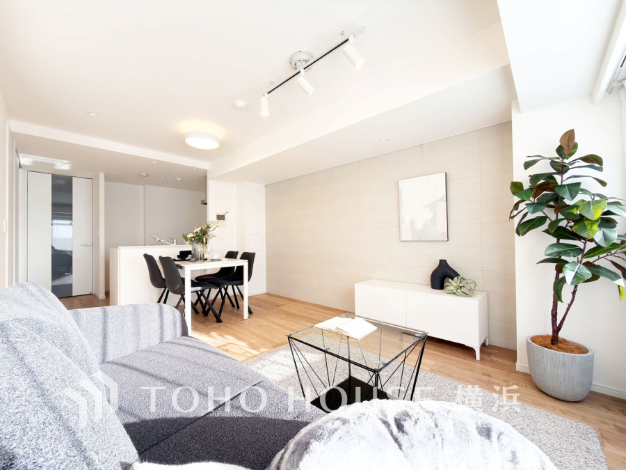 柔らかな光が広がり、デザインされた美しい内装が織り成す家族の集う場所。楽しい会話やさまざまな時が織りなすご家族の時間が丁寧に紡がれていく大切な空間。