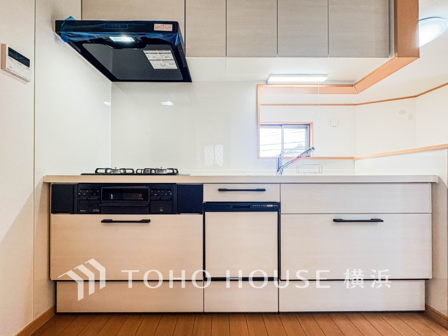 プライベートスペースを彩るインテリアとしての美と、快適な日常を支える機能性と強さがひとつになったキッチンです。開放的な対面カウンターキッチンはリビングと一体感のある空間。