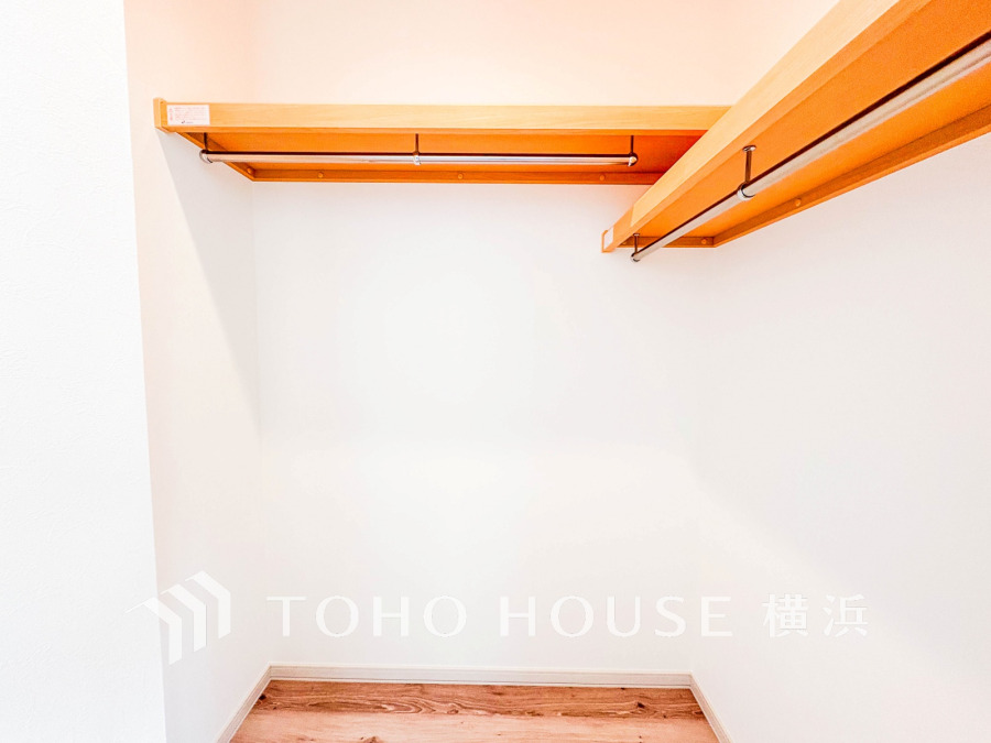 ひと目で収納物を確認できるウォークインクロゼットは、ゆとりの広さを備えた大型収納。数多くの衣類に加え、足元には引出しや衣装箱、シューズボックスなども収納することができます。