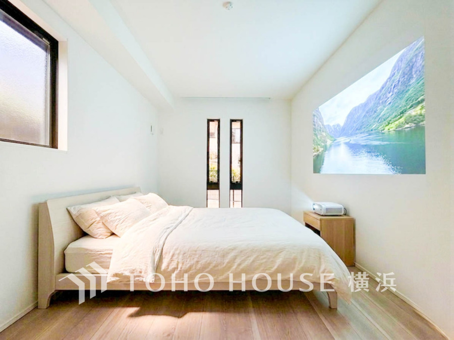 穏やかな寛ぎを届ける上質仕様のゆとりあるお部屋。自分時間を充実させながら心豊かにできるプライベート空間。（装飾品はAI加工です）