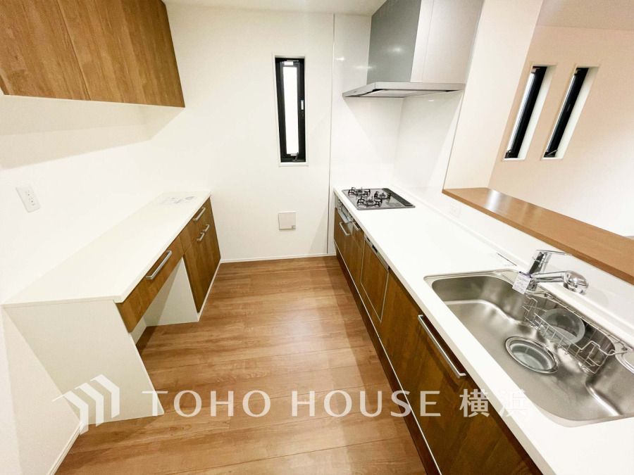 豊かなプライベートタイムへ誘うモダンテイストな玄関。デザインや素材が美しい調和を奏でている空間です。お客様をお迎えする玄関は落ち着いた雰囲気です。