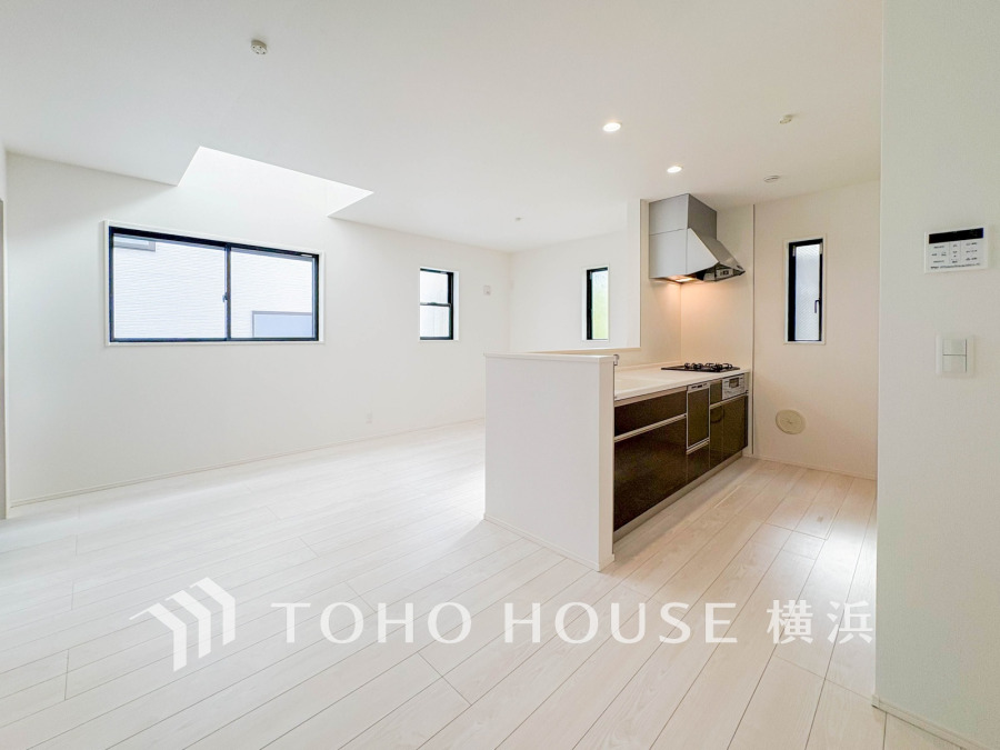 光と風が溢れる開放的なリビングダイニングには自然と家族みんなが集まってきます。明るく穏やかな空気の中で飲んだり、食べたり、笑ったり。