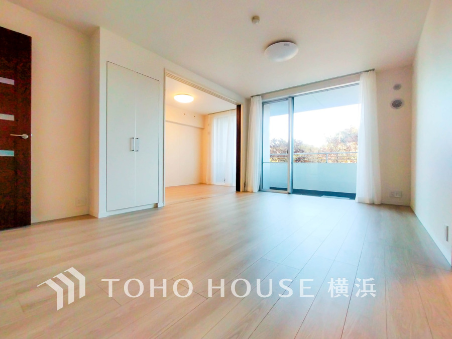 明るい自然光が差し込む広々リビング。バルコニーに繋がり開放感と心地よさを感じられます。