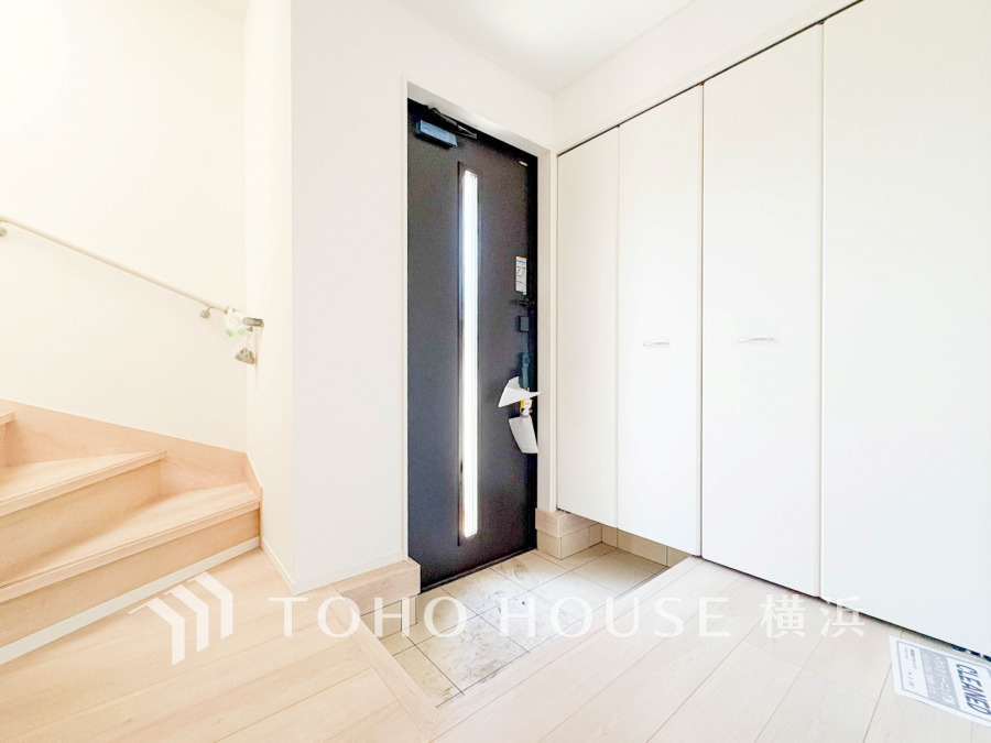 お客様をお迎えする玄関は落ち着いた雰囲気。帰り着くたびに洗練されたテイストの空間に迎えられ誇りと喜びを感じる玄関まわりです。