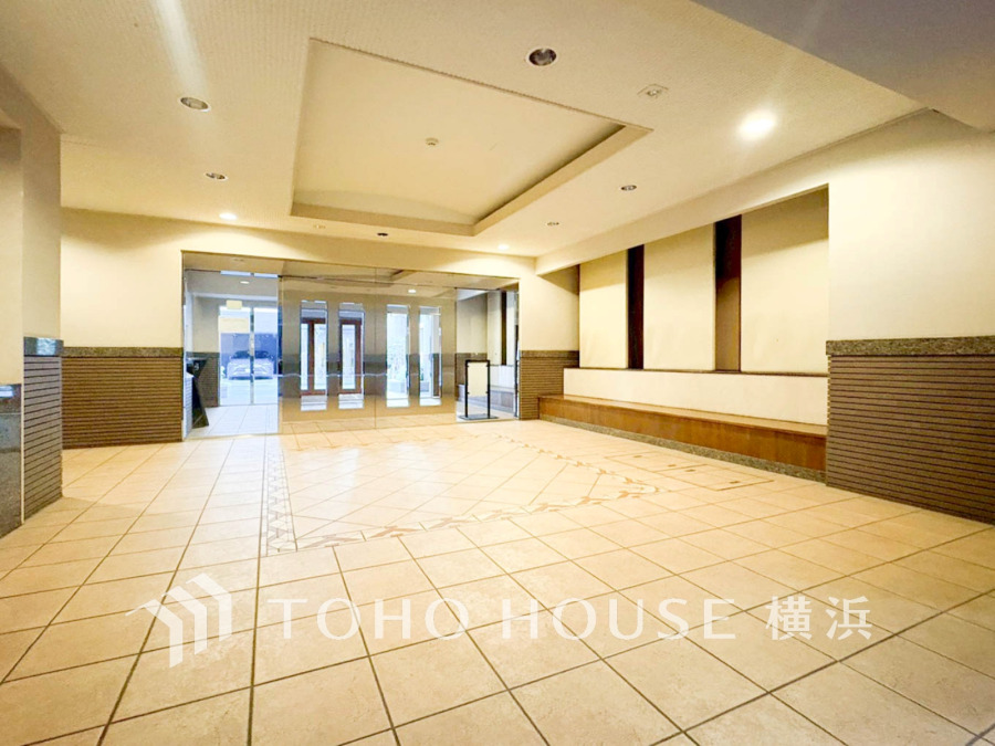 足を踏み入れると静穏な時間が流れるエントランスホール。心やすらぐ憩いのスペース。ゆったりと寛ぎながら、思い思いの時間を過ごせる空間です。