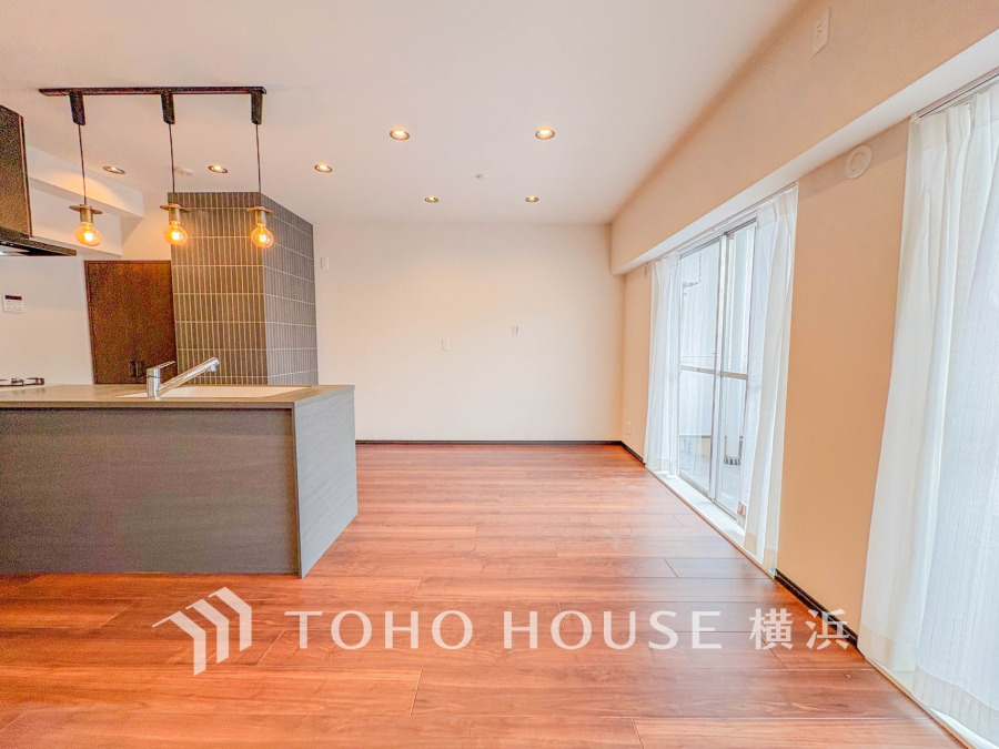 上質な時間を育む暮らしのメインステージ。寛ぎとコミュニケーションを育む居心地のよい場所。ここで楽しむ家族の時間が絆をより深めてくれそうです。