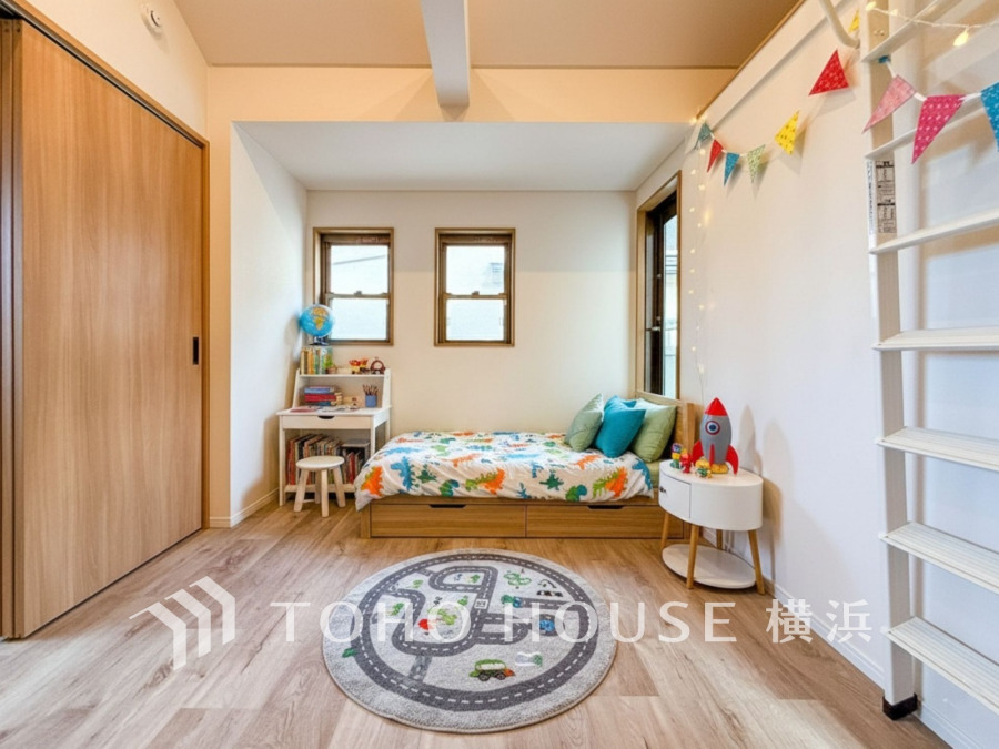 大きな窓からたっぷりと陽光が注がれる明るい空間。家族の成長に対応できる永住仕様の間取り。時を忘れて過ごす場所として過ごせるお部屋。(家具はAI加工です。)