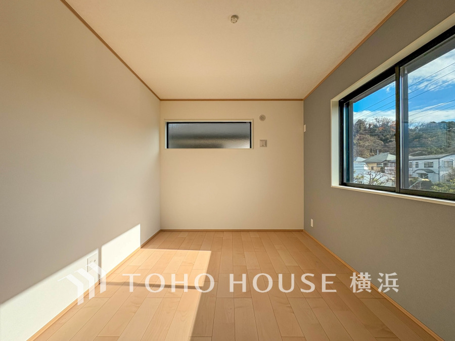 明るい自然光が差し込むシンプルで使いやすい洋室。落ち着いたアクセントクロスが空間を引き締めます。