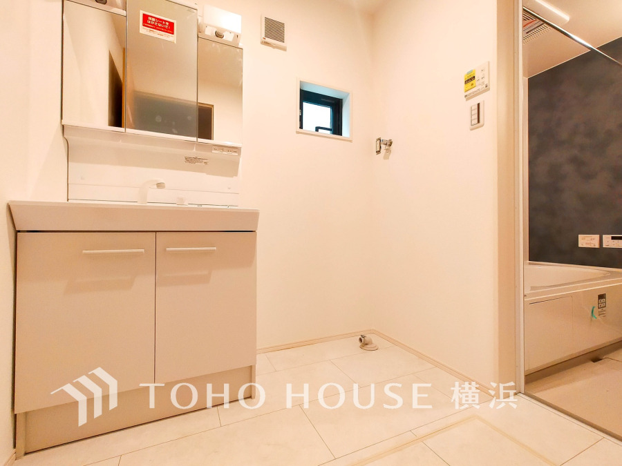 十分な大きさの洗面台は、身だしなみチェックや歯磨きなど、朝の慌ただしい時間でも余裕とゆとりを感じて頂けます。