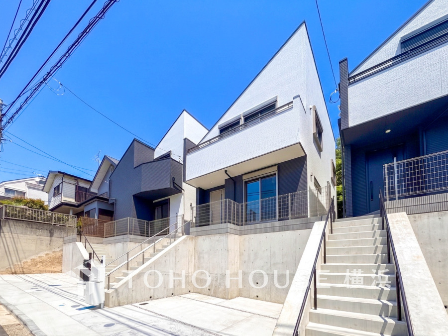 堂々たる趣ながら、主張し過ぎずどこか余裕を感じさせるシャープなフォルムで佇む邸宅は、晴天の空と照らし合わせる事で、本来あるべき完成形の姿を見せてくれます。