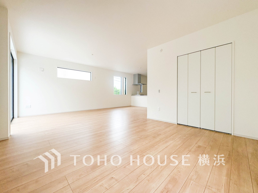ここにはみんなが集い、食事と楽しい会話が始まる。話に夢中になりすぎて、ついつい時を忘れてしまう。そんな束の間の幸せを感じさせてくれる場所。