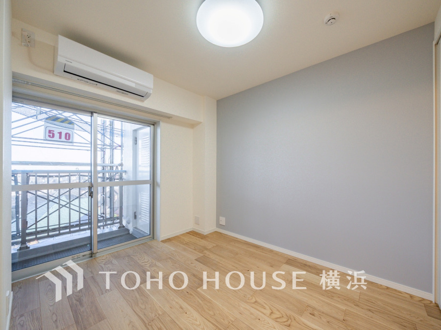 晴天の輝きと共に差し込む暖かな陽射しを愉しむことのできる空間。時には雨音が刻むリズムとハーモニーに耳を澄まし、煌く星空を眺める、そんな日常がここにあります。