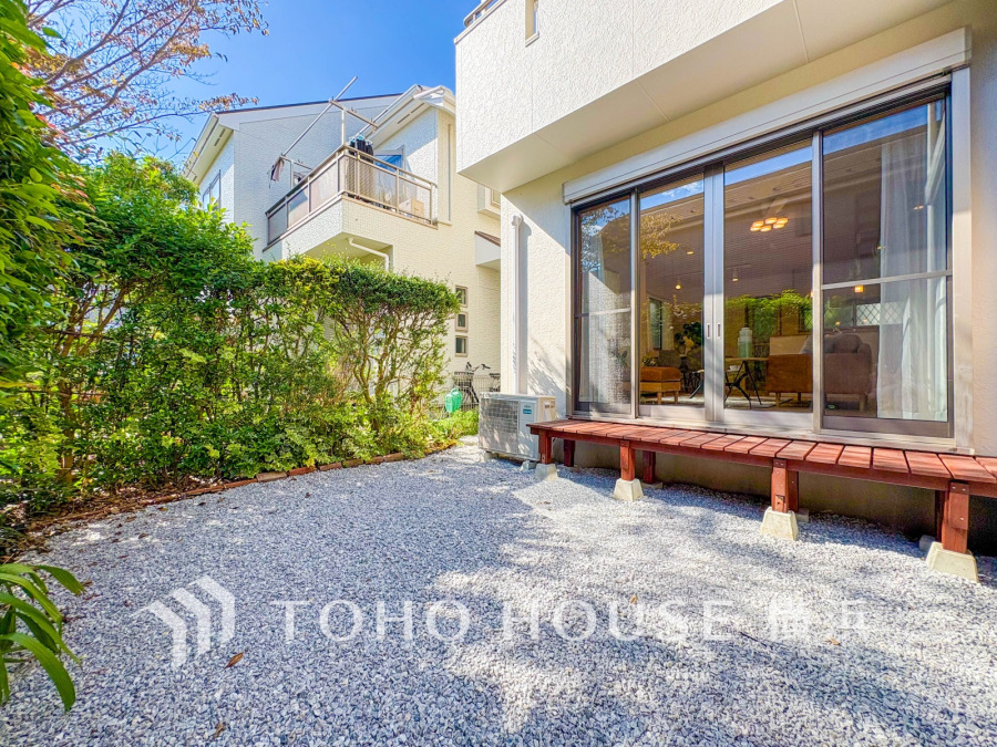 ゆとりあるお庭スペースは季節感を演出する多彩な樹木で彩り心地よい空間に。