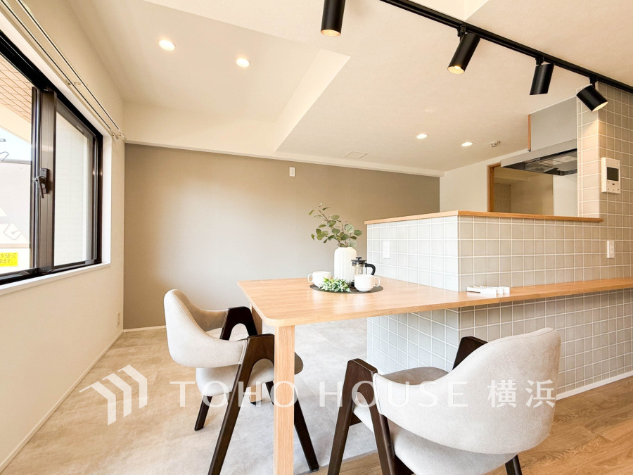 ここにはみんなが集い、食事と楽しい会話が始まる。話に夢中になりすぎて、ついつい時を忘れてしまう。そんな束の間の幸せを感じさせてくれる場所。