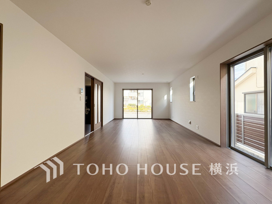 明るく開放的な空間が広がるLDK。室内には豊かな陽光が注ぎ込み、爽やかな住空間を演出。ホームパーティーでもゲストと一緒に料理を楽しみながら楽しい時間を過ごせそう。