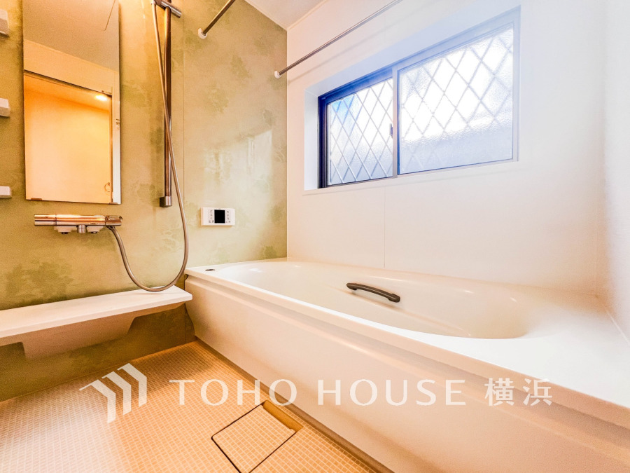 上質が感じられる質感とカラーリングで、清潔な空間美を実現。一日の疲れが癒される優雅なバスタイムを堪能できるゆとりあるバスルームです。