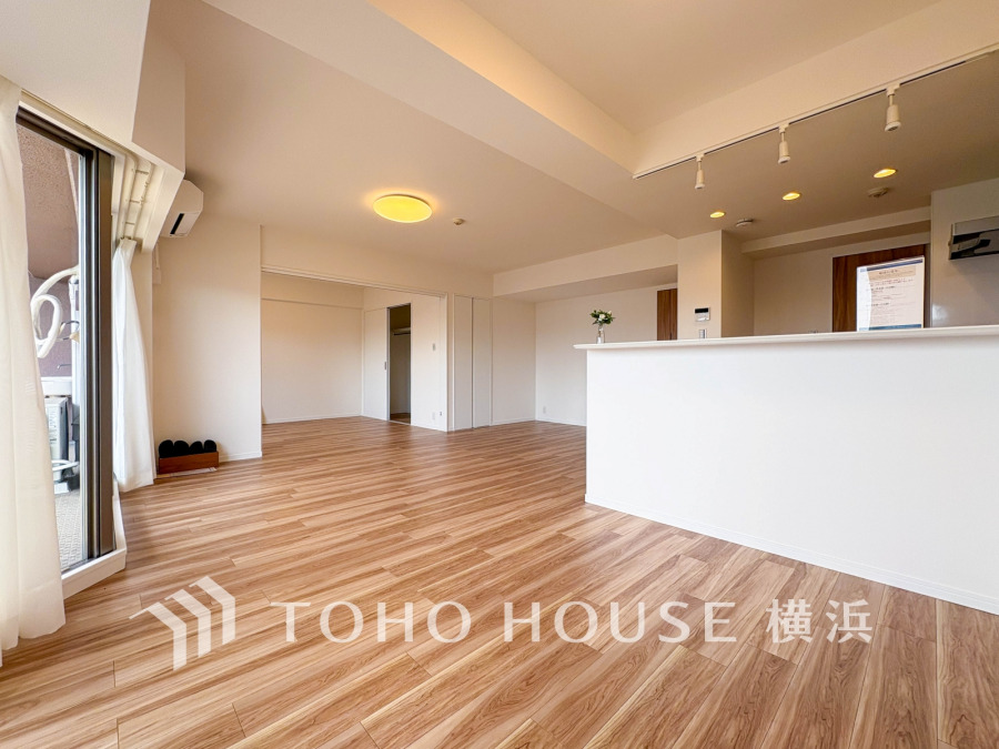 太陽の恵みを受けた明るい空間。吹きぬける風を感じながら爽やかで風通しの良い暮らしが叶います。
